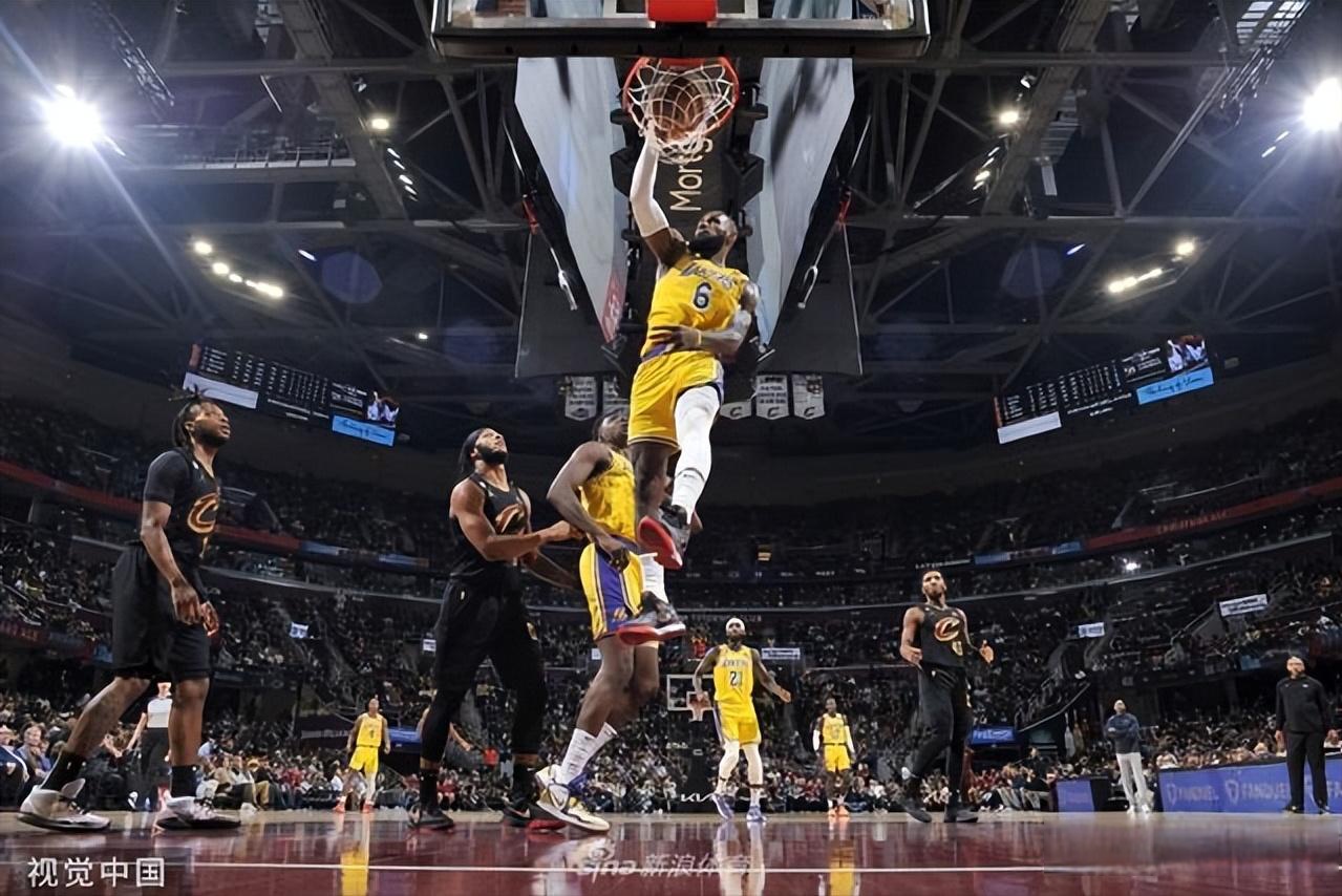 熊猫体育下载-NBA总决赛比赛紧凑，湖人支持者挥舞旗帜欢呼