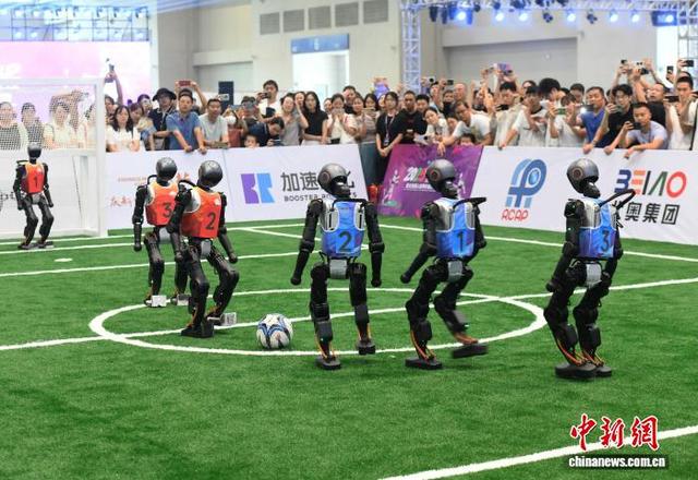 熊猫直播-球员全新装备亮相足球比赛现场