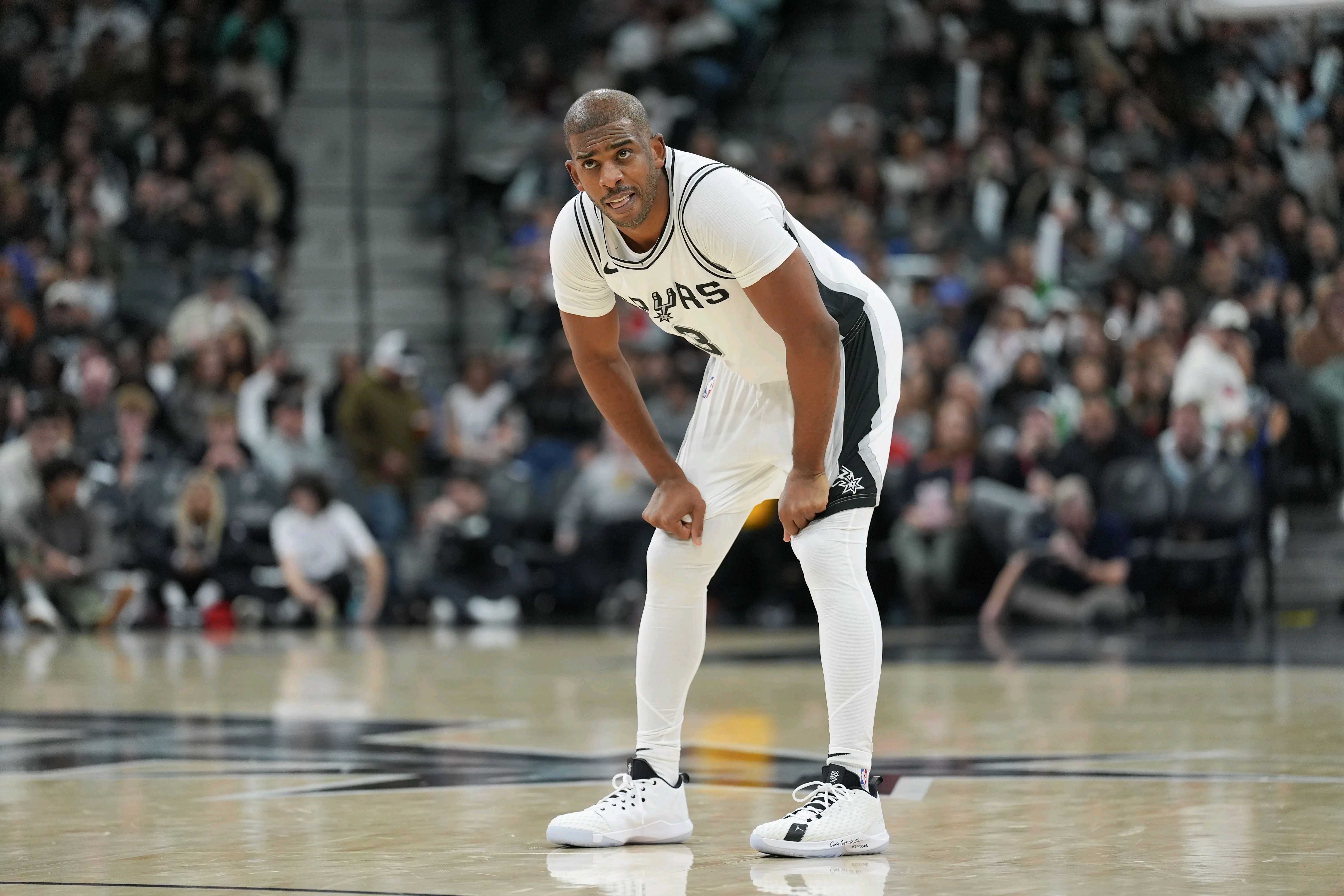 马刺力克黄蜂夺得主场胜利，德罗赞关键时刻抢篮板破门得分