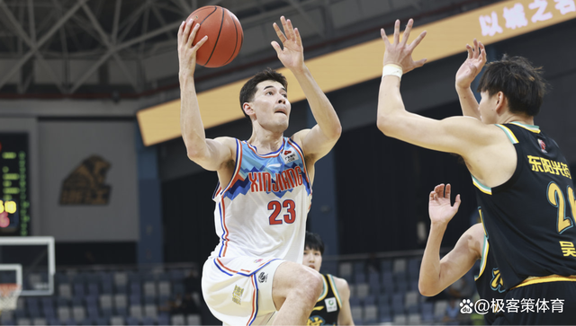 熊猫体育平台-紧张战局！体育传奇巨头展开激烈角逐