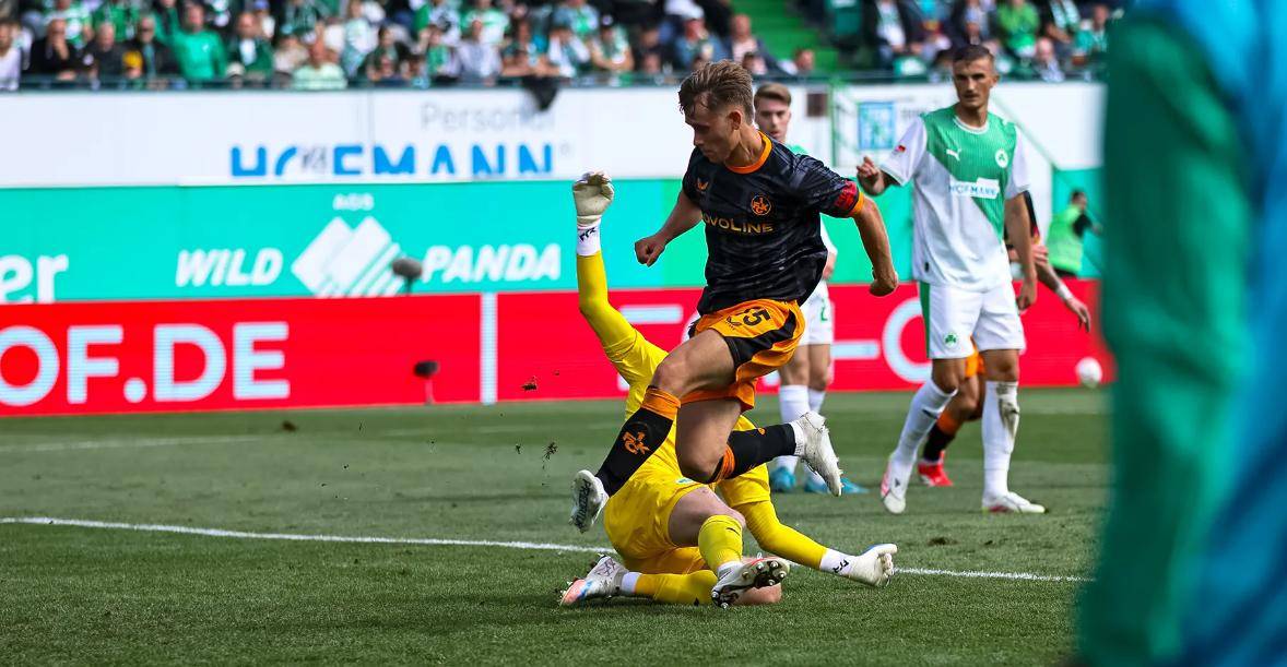 包含凯泽斯劳滕队喜获一场胜利，稳住联赛排名的词条